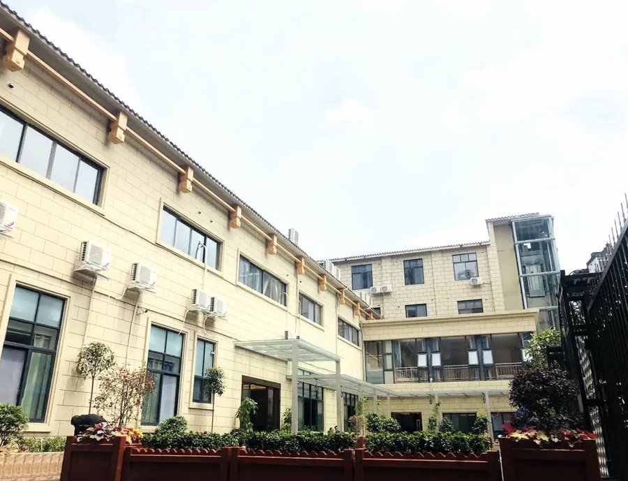 阿尔茨海默病晚期卧床老人,成都哺恩平福养老护理中心具备照护条件