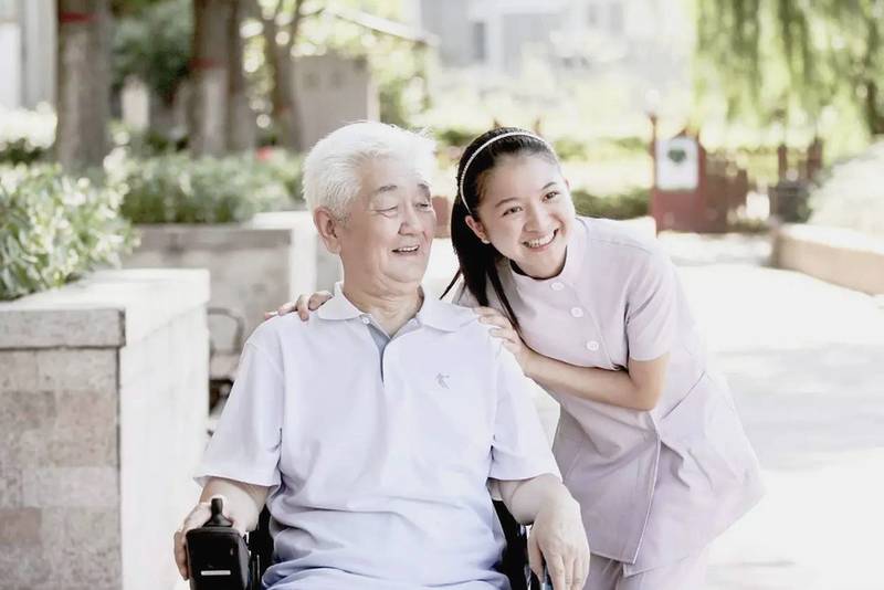 保利成都和熹会:成都居家照护失能老人服务方案对比,护工、上门护理、日间照料三种模式费用与服务内容梳理