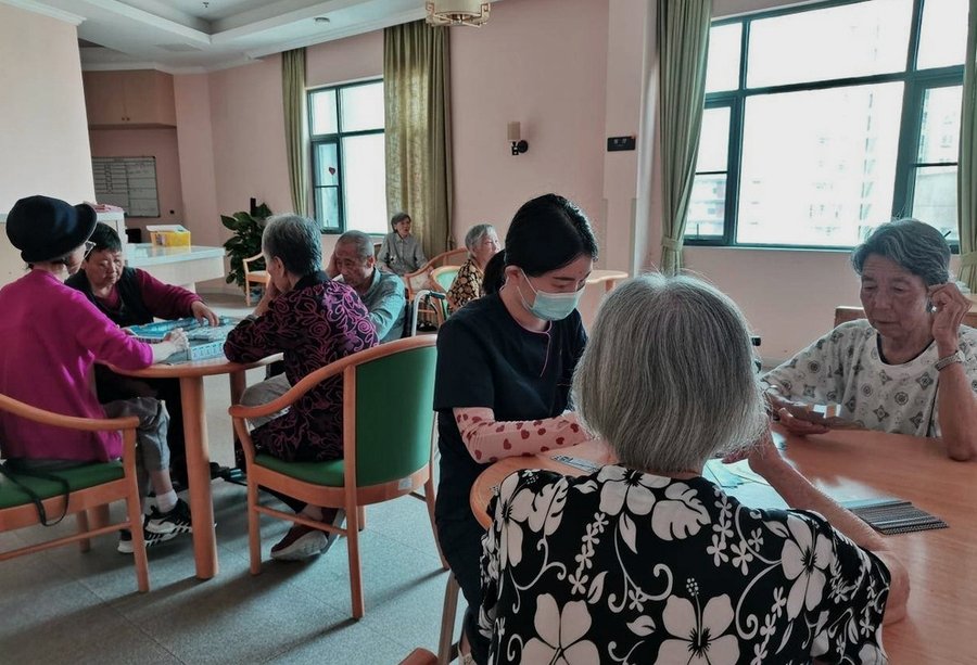 标题:在成都鱼哥子生态颐养苑,卧床老人的压疮护理与翻身扣背如何落到实处?