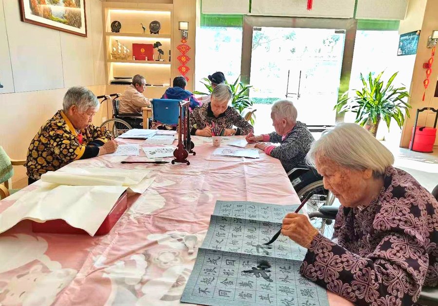 标题:在成都鱼哥子生态颐养苑,卧床老人的压疮护理与翻身扣背如何落到实处?