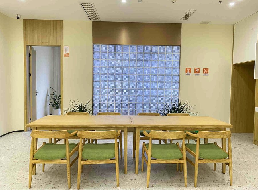 成都安颐护理站:协助老人洗澡、吃饭、如厕的护理服务指南与长护险办理路径