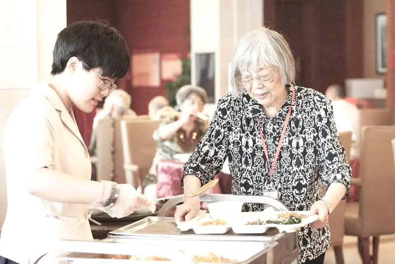 成都保利和熹会观察:长期卧床老人压疮分期与鼻饲管路维护的照护实践