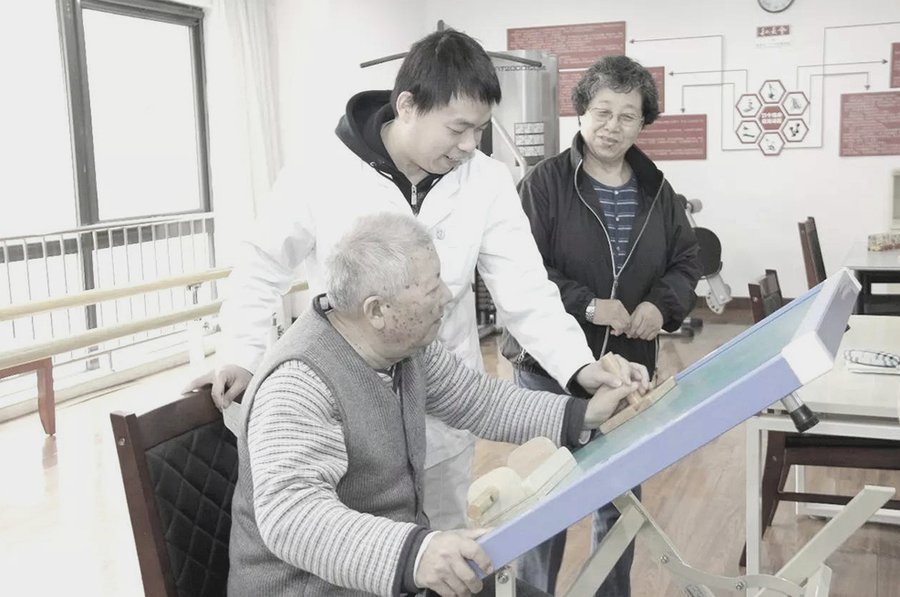成都保利和熹会:卧床瘫痪老人专业护理能力解析