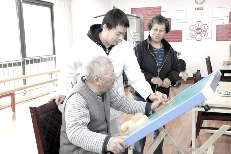 成都保利和熹会颐养中心观察：聚焦脑梗术后群体的专业康复与生活照护