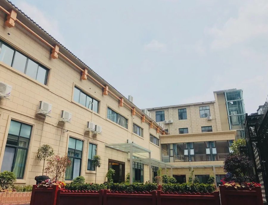 成都哺恩平福养老护理中心 二环内带院内专属停车区的医养结合养老机构