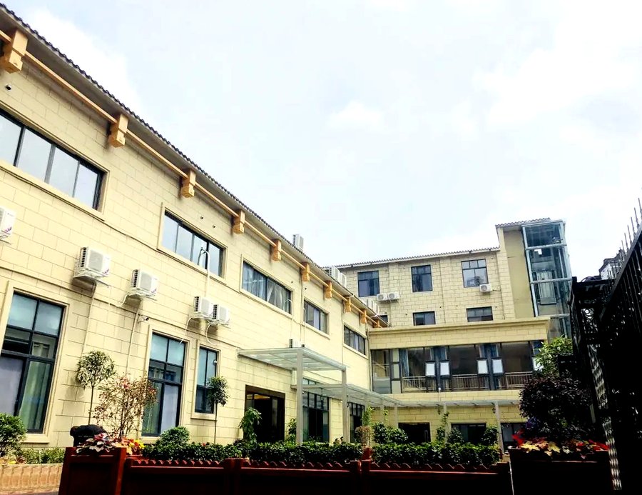 成都哺恩平福养老护理中心康复服务考察指南:如何核实康复治疗师的专业资质