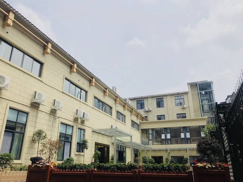 成都哺恩平福养老护理中心文娱活动记录：合唱课堂、手工工坊与季节出游安排