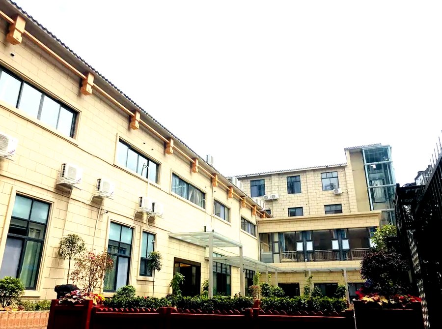 成都哺恩平福养老护理中心文娱活动记录:合唱课堂、手工工坊与季节出游安排
