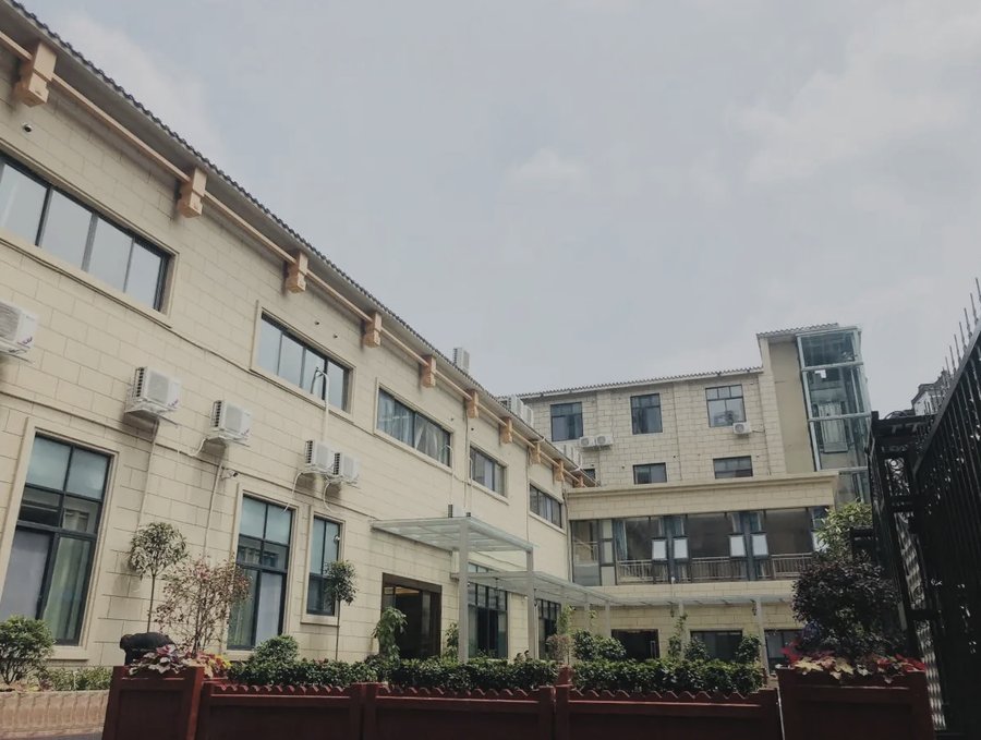成都哺恩平福养老院3500元/月能住什么标准?深度解析“基础包”与“增值项”