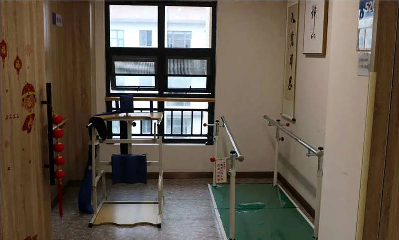 成都哺恩养老护理中心（熙悦里）全失能老人护理指南：翻身拍背、口腔清洁、协助洗浴与进食辅助的操作规范