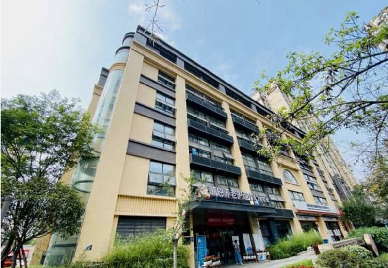 成都哺恩养老护理中心（熙悦里）全失能老人护理指南：翻身拍背、口腔清洁、协助洗浴与进食辅助的操作规范