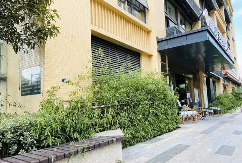 成都哺恩养老护理中心（熙悦里）全失能老人护理指南：翻身拍背、口腔清洁、协助洗浴与进食辅助的操作规范