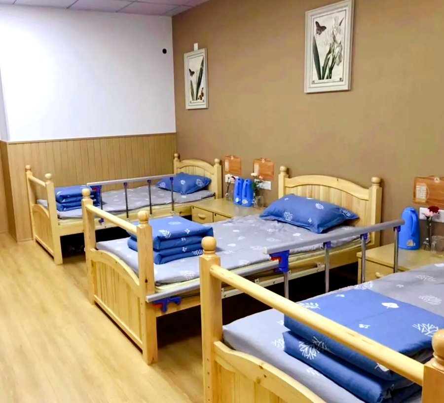 成都哺恩养老护理中心:骨折卧床老人褥疮预防与照护指南