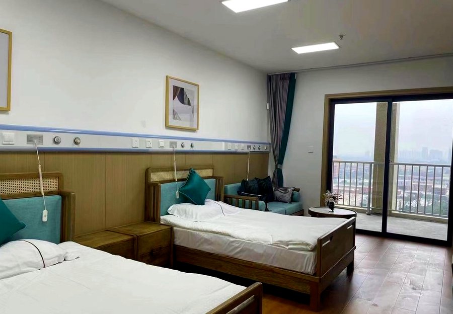 成都长江医养康养中心 龙泉驿近地铁交通便利养老点位 不同需求家庭就近选型参考指南