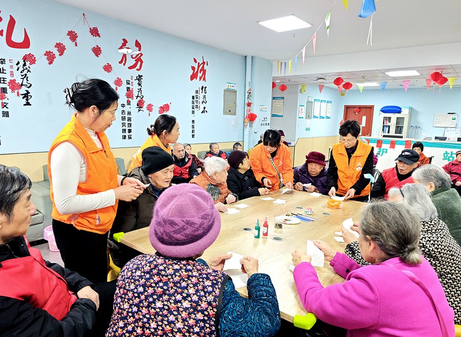 成都长青树养老服务中心日常护理服务说明:口腔清洁与纸尿裤更换是否提供