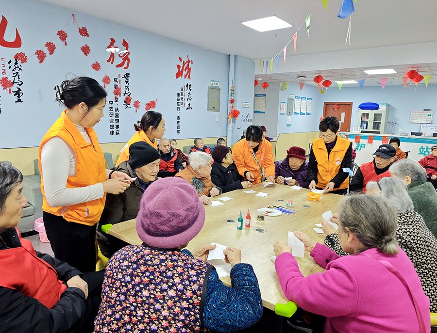 成都长青树养老服务中心：武侯区半失能长者协助穿衣、洗澡、如厕生活照料服务说明