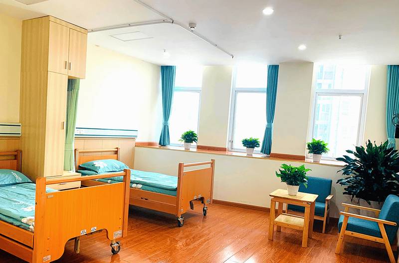 成都成华区锦鹤园康养中心:书画室、手工艺室、影视厅、茶艺室与户外活动区配置观察