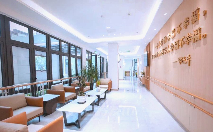 成都成华区锦鹤园康养中心:书画室、手工艺室、影视厅、茶艺室与户外活动区配置观察