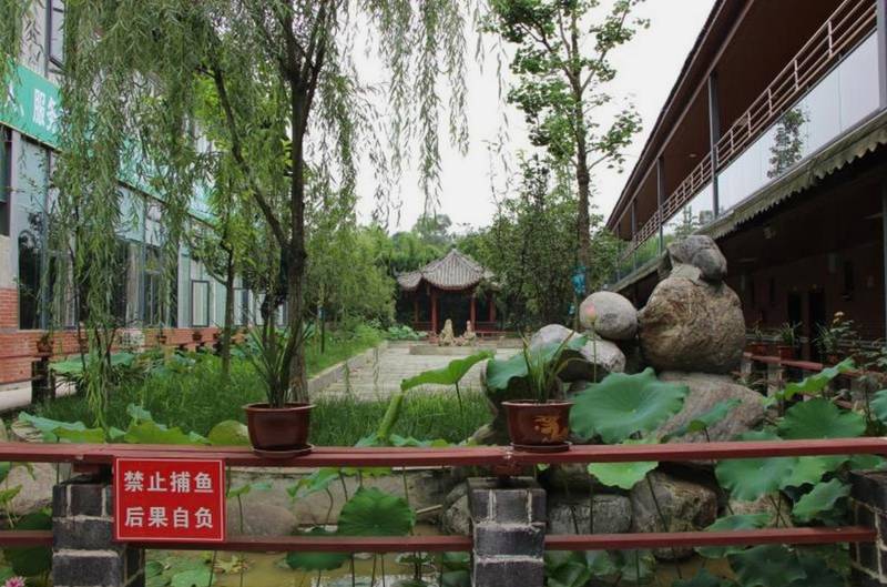 成都纯德养老中心:220亩生态园林里的颐养生活