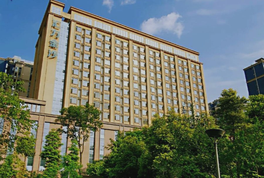 成都椿萱茂高端养老院文娱配套考察:中央活动区、书画室与棋牌室实景探访