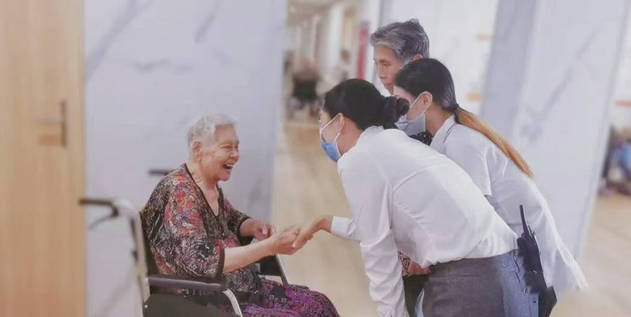 成都带鼻饲管、尿管、造口老人如何选养老院？看锦欣花乡康养中心资质清单