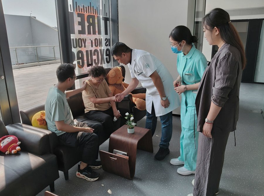 成都带鼻饲胃管的卧床老人养老居所考察——走进椿萱茂（成都南三环）老年公寓