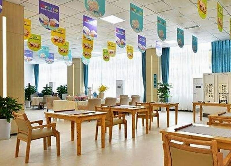 成都带阔景后花园与空中花园的养老院走访:学苑医养家属谈院内安静与日常休养