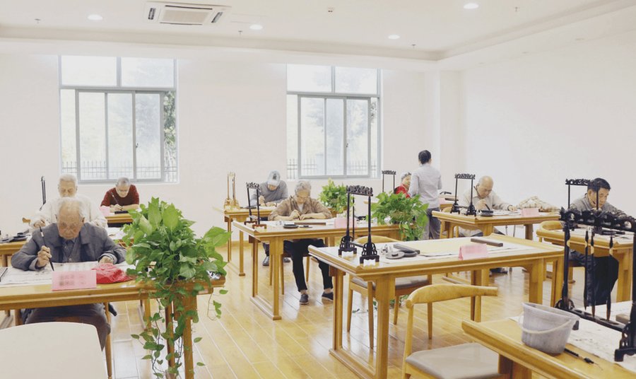 成都福泰年·银发梦工场:带大型影音室与丰富曲库KTV的养老机构文娱配套服务指南