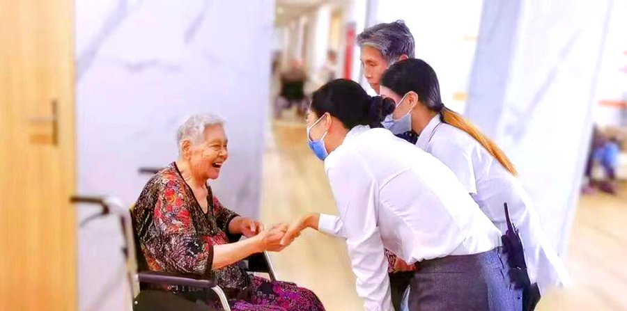 成都高新区锦欣花乡康养中心:24小时医护值守与适老化照护服务观察