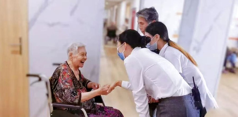 成都高新区锦欣花乡康养中心:偏瘫老人康复训练与功能指导实录