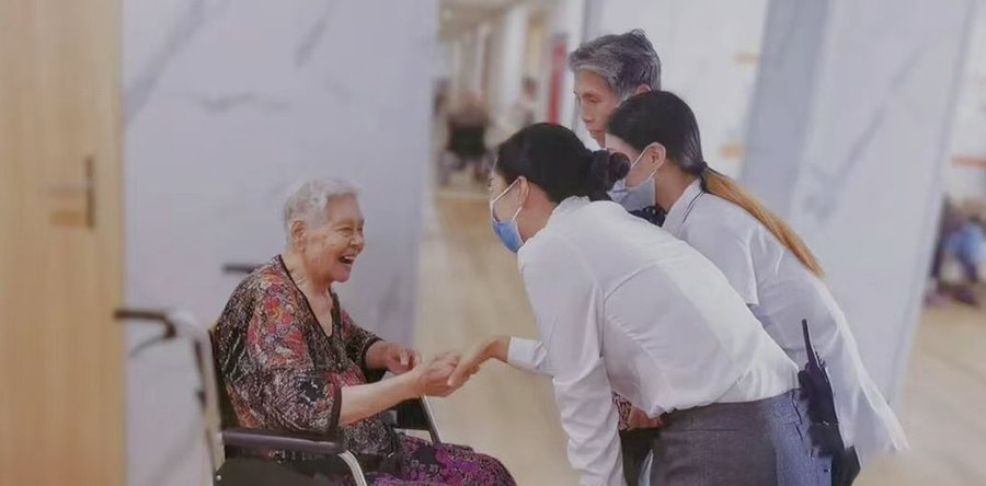 成都高新区养老院会帮忙整理房间吗？锦欣花乡康养中心服务细节解析