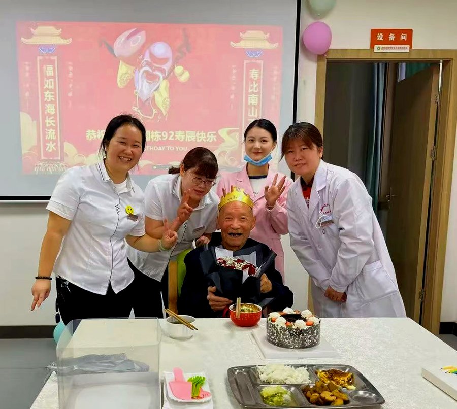 成都高新区养老院会帮忙整理房间吗？锦欣花乡康养中心服务细节解析
