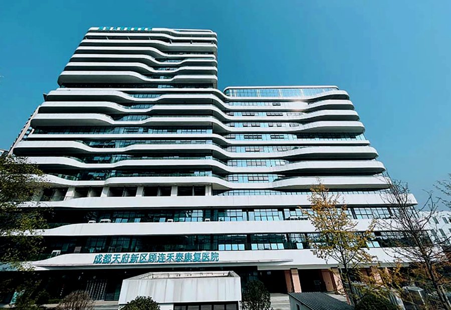 成都顾连带管失能老人照护参考手册：资质、服务与费用三维核对