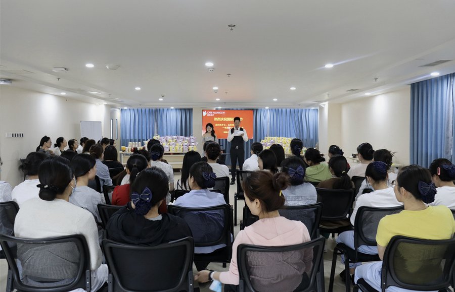 成都顾连天辰:夫妻同住双人间养老的适老细节与服务观察