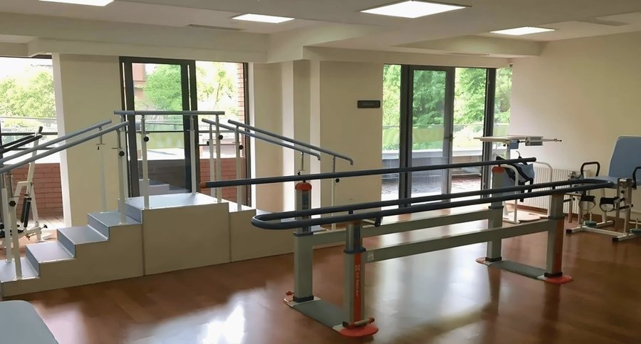 成都锦江区的不少养老院在宣传时会提到“与三甲医院建立绿色转诊通道”。对于家有长者的市民来说，这确实是一个极具吸引力的服务。但说得再好，不如弄明白：这个通道到底怎么运作？真到紧急时刻，能不能用得上？