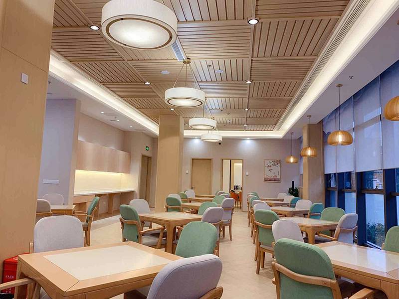 成都锦江区养老院餐饮费一个月大概多少？参考区间与核验要点（蓉城康养·美邸舒养之家海桐苑公示信息梳理）