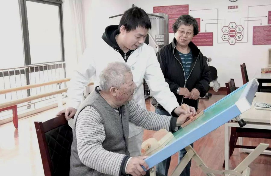 成都金牛区带制氧机呼吸机医务室机构:保利成都和熹会颐养中心深度解析