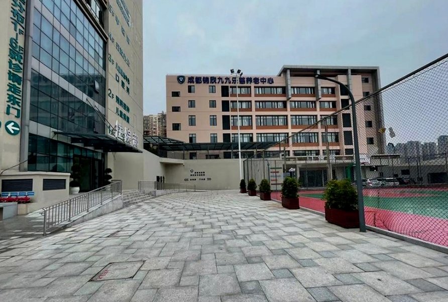 成都金牛区瑞小满天回镇社区养老综合体:脑梗后偏瘫老人长期照护与康复训练配置实录