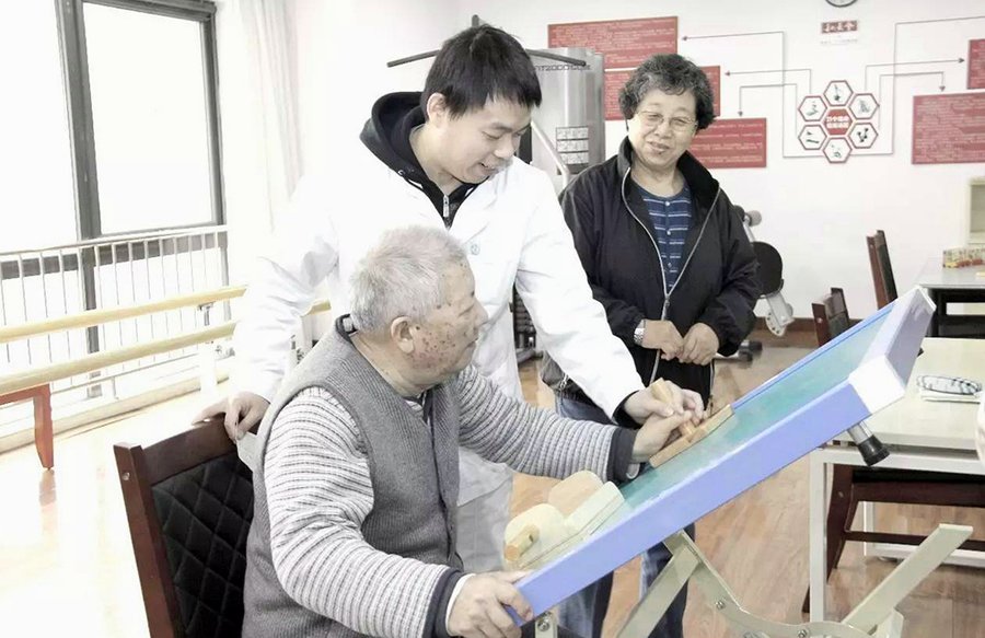 成都金牛区养老院家属经验交流:保利和熹会预约参观、费用与护理指南