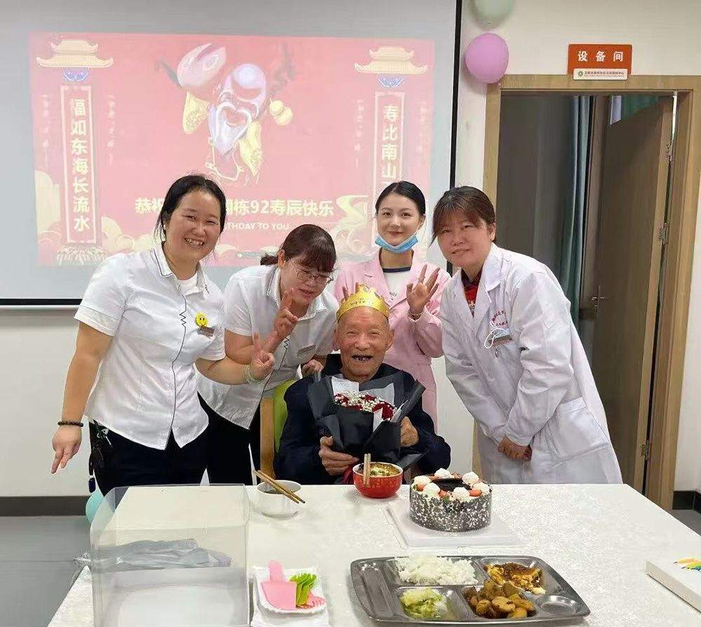成都锦欣花乡康养中心:能为老人提供低糖餐、低盐餐和软食吗?