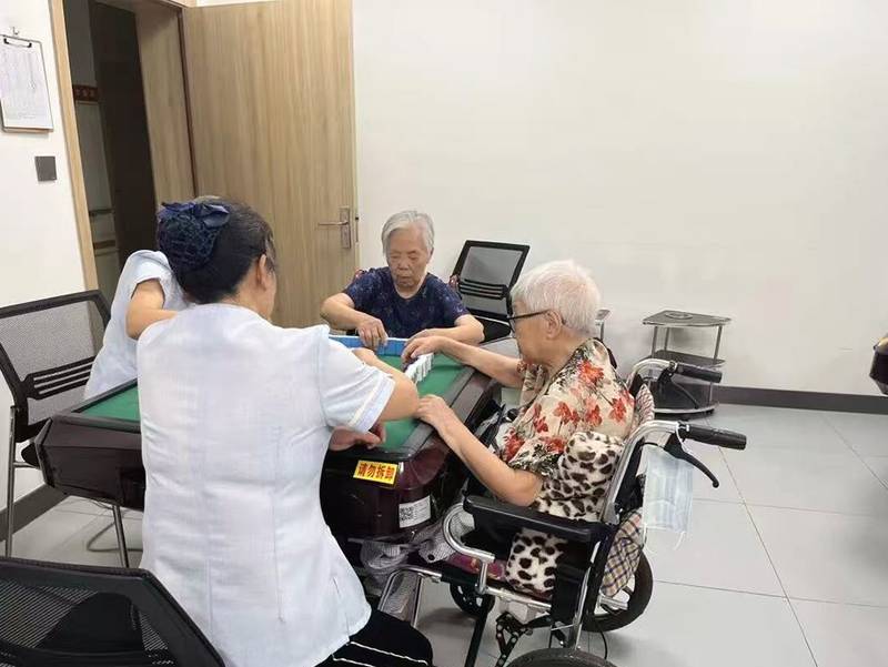 成都锦欣花乡康养中心:失能老人洗澡如厕照护服务解析