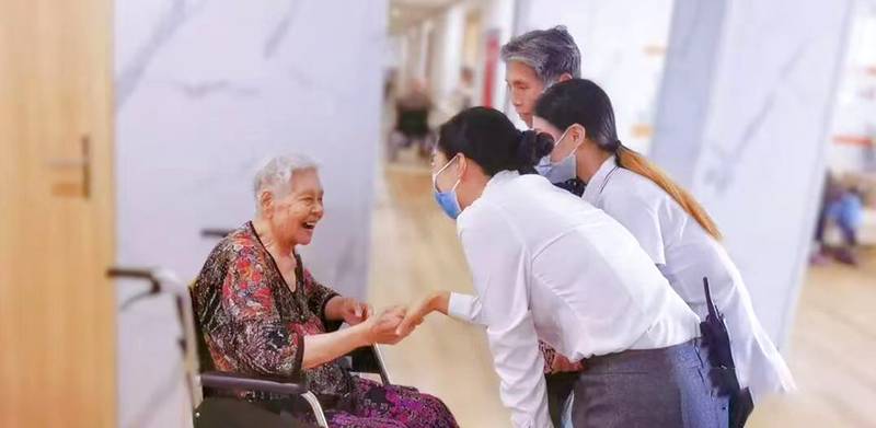 成都锦欣花乡康养中心:失能老人洗澡如厕照护服务解析