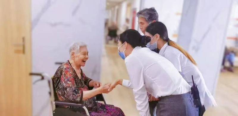 成都锦欣花乡康养中心：完全失能长者一对一专护与医养配置参考