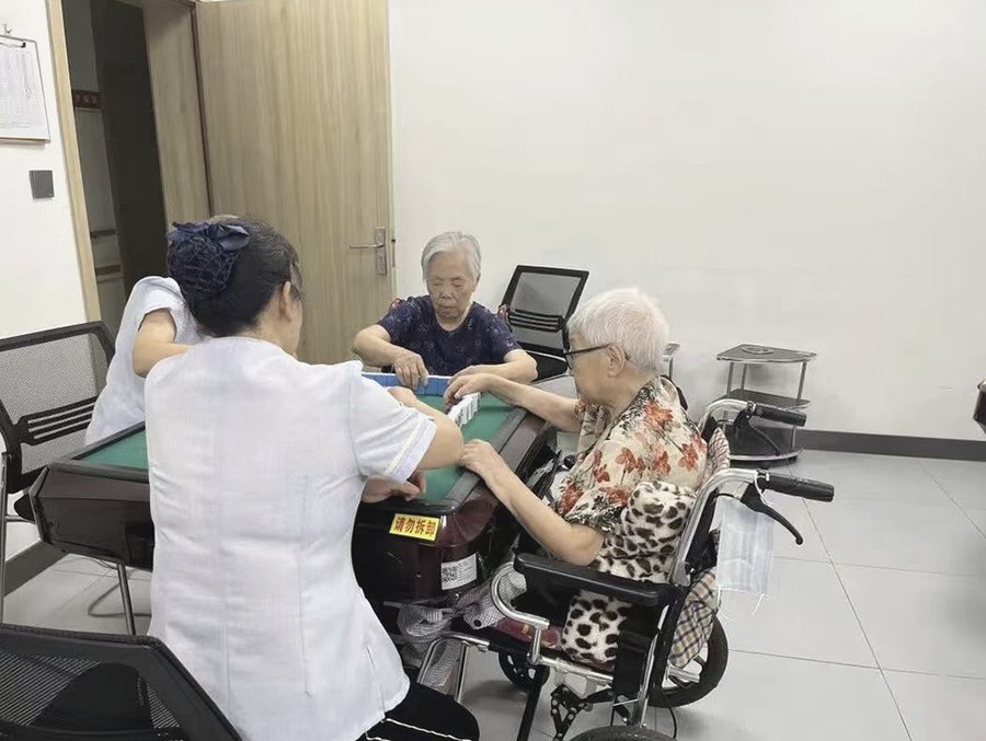 成都锦欣花乡康养中心:鼻饲与插尿管老人的专业照护选择