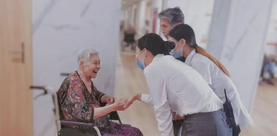 成都锦欣花乡康养中心:带鼻饲管老人的专业照护与选型指南