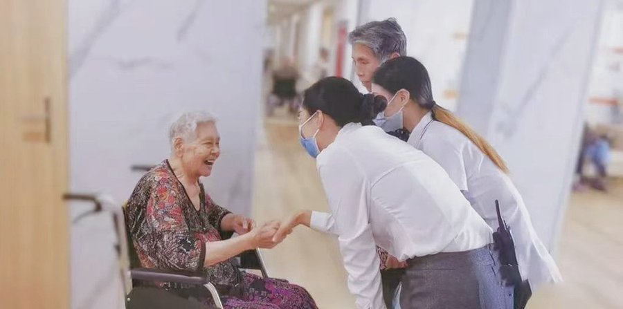 成都锦欣花乡康养中心：高新区半自理老人住养老院收费标准解析与长护险抵扣说明