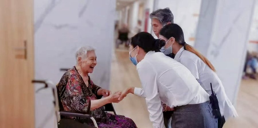 成都锦欣花乡康养中心:脑梗后偏瘫老人的康复训练与照护适配参考