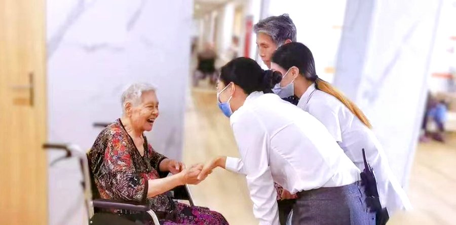 成都锦欣花乡康养中心:完全失能长者一对一专护与医养配置参考