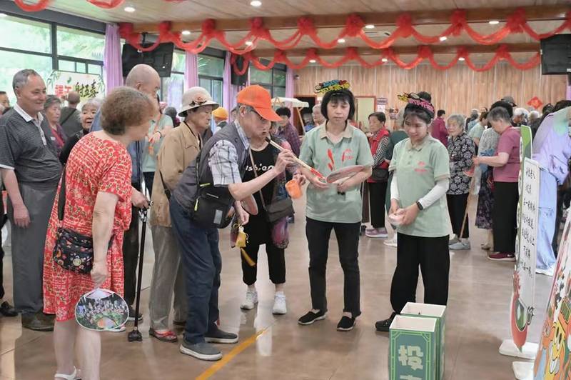 成都锦欣花乡老年公寓:有花园、能散步种花草的园林式养老选择