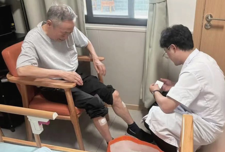 成都锦欣花乡老年公寓:全失能老人翻身、清洁、喂食服务详解